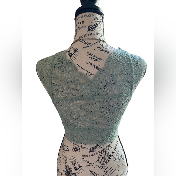 NWT Lace Crop Top | One Size | Must-Have Essential| 💫Selling Fast💫 - Picture 3 of 3